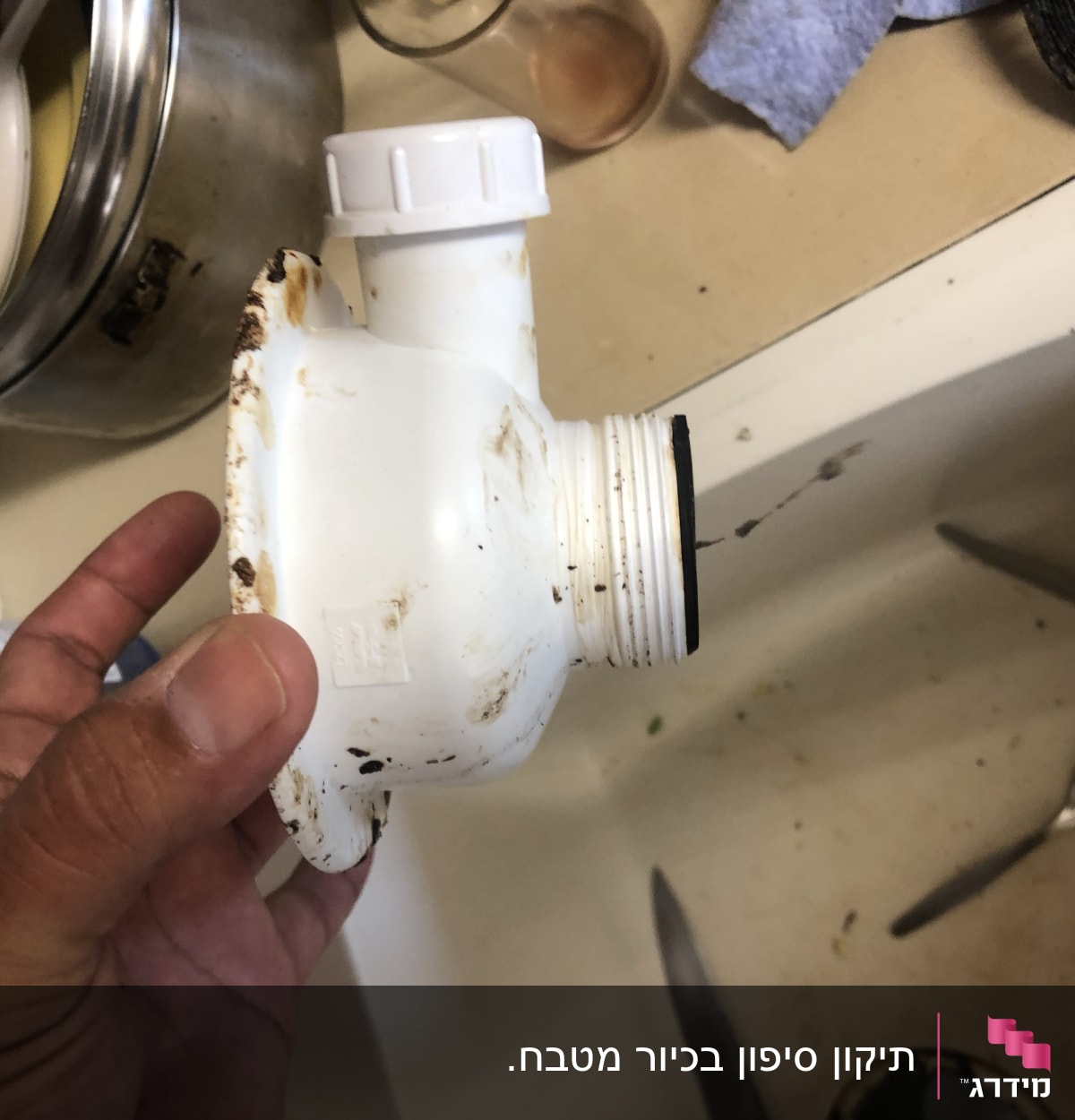 יד מחזיקה חלק פלסטיק לבן עם לכלוך